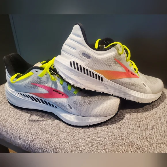 🚨🚨Brooks Womens Shoe Size 8.5 White and Neon Yellow🚨🚨 - Picture 2 of 5